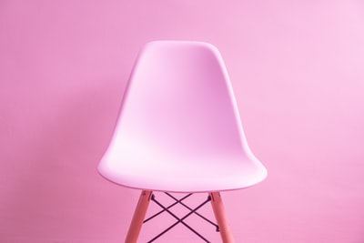 粉红色的椅子上,粉红色背景的照片
